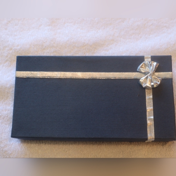 2 sets of juicy couture earrings - Picture 4 of 4